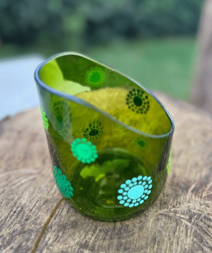 Side cut wine bottle holder